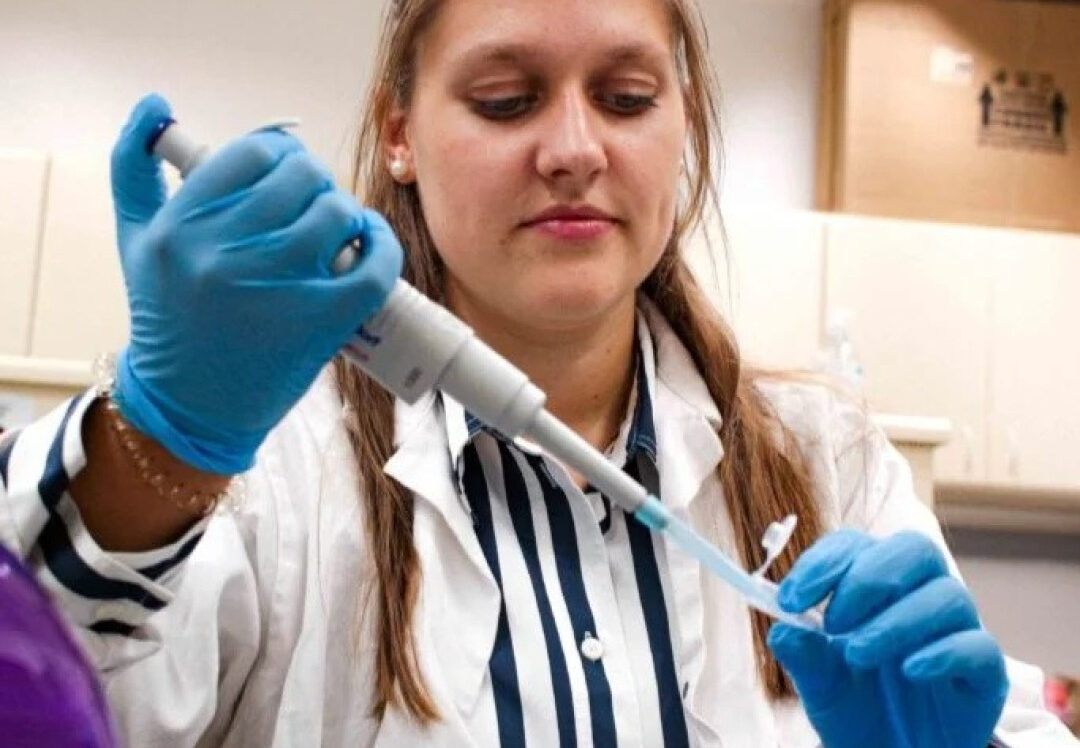 At LAGECA, Laura contributed to processes such as DNA and RNA extraction, as well as the cultivation and replication of tumor cells in vitro. Photo: Romulo Osthues
