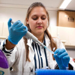 At LAGECA, Laura contributed to processes such as DNA and RNA extraction, as well as the cultivation and replication of tumor cells in vitro. Photo: Romulo Osthues