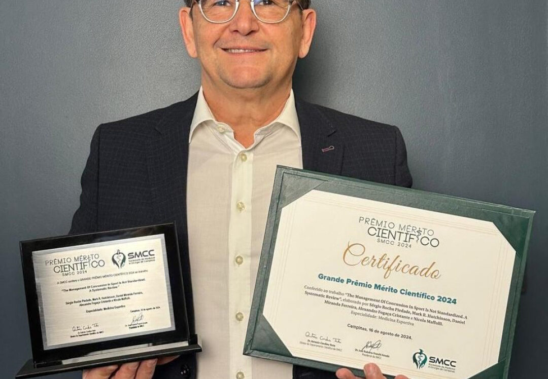 Sérgio Piedade com certificado da Sociedade de Medicina e Cirurgia de Campinas, em 2024. Foto: acervo pessoal