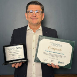 Sérgio Piedade com certificado da Sociedade de Medicina e Cirurgia de Campinas, em 2024. Foto: acervo pessoal
