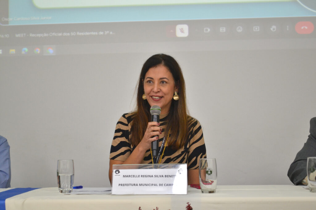Marcelle Regina Silva Benete durante uma apresentação na Prefeitura Municipal de Campinas, evidenciando seu papel em debates e eventos públicos.