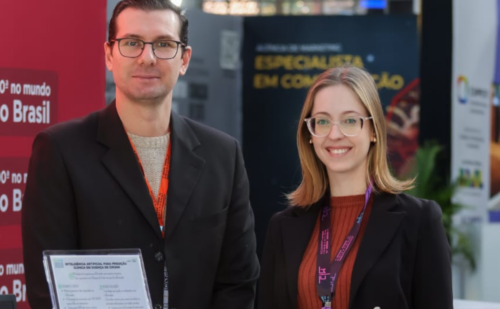 Os pesquisadores Lívia Moreira Genaro e Luis Eduardo Miani, integrantes do Laboratório de Investigação em Doenças Inflamatórias Intestinais do Gastrocentro da Unicamp, sob orientação da professora do Departamento de Cirurgia da Faculdade de Ciências Médicas (FCM), Raquel Franco Leal, participaram da edição 2025 da Campinas Innovation Week, um dos maiores eventos de inovação e empreendedorismo do interior paulista. Na ocasião, apresentaram o PC281_IFX, um software desenvolvido para apoiar a prática clínica no manejo da doença de Crohn.