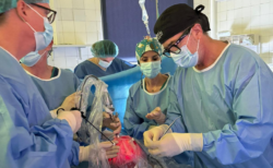 Na Polônia, Márcio Lopes Miranda participa de cirurgia fetal pioneira para correção da encefalocele. 