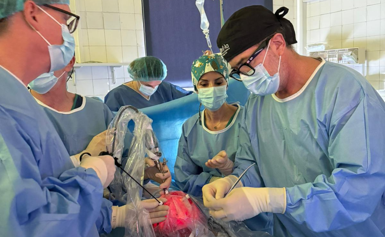 Na Polônia, Márcio Lopes Miranda participa de cirurgia fetal pioneira para correção da encefalocele.