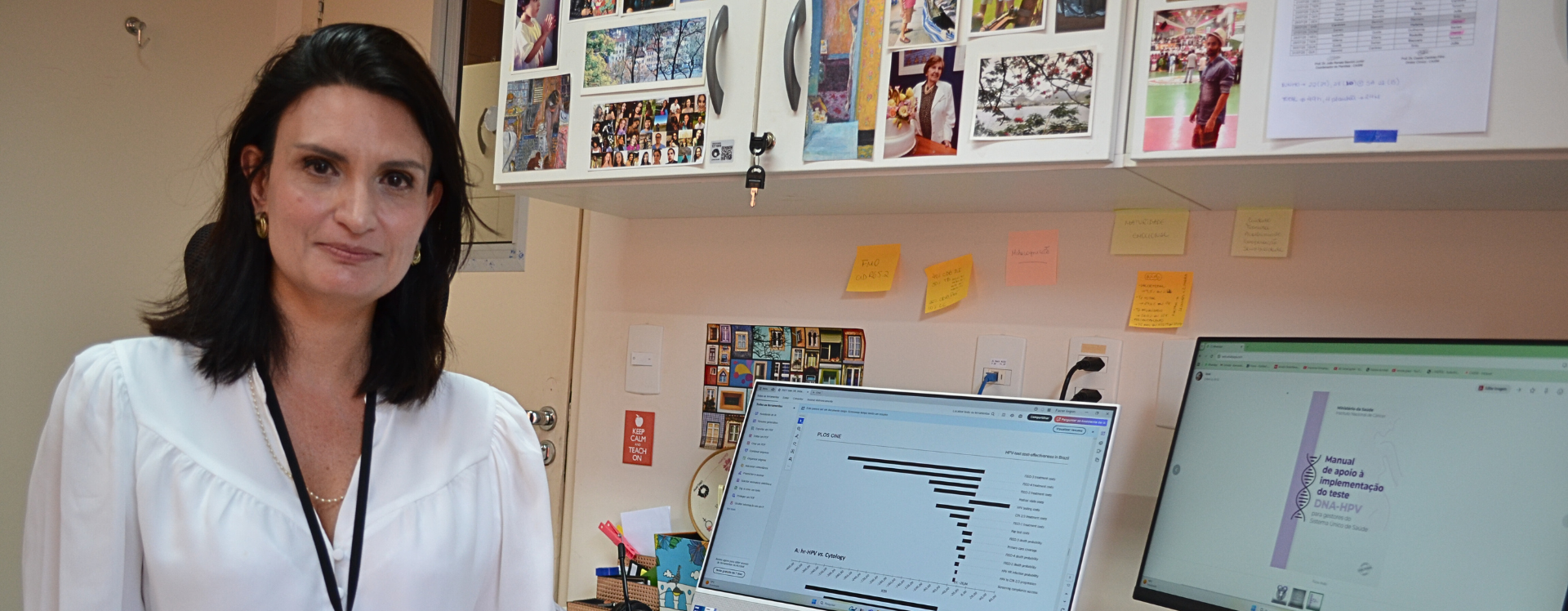 A docente do Departamento de Tocoginecologia da Faculdade de Ciências Médicas da Unicamp, Diama Bhadra Vale, está em seu ambiente de trabalho, ao lado de duas telas de computador. Em uma delas, está aberto o “Manual de apoio à implementação do teste DNA-HPV para gestores do Sistema Único de Saúde”, lançado recentemente pelo Instituto Nacional de Câncer (INCA), no qual ela participou como parte da equipe de assessoria técnica. No fundo, há armários e uma parede com post-its e fotos coladas.