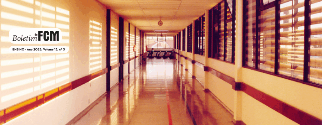 Corredor interno do Hospital Estadual de Sumaré, iluminado pela luz do sol que entra pelas janelas com venezianas. O chão reflete a luz, criando um ambiente acolhedor. Entre os anos de 2005 e 2024, o hospital serviu como campo de estágio para 11.560 alunos do curso de medicina e 4.182 médicos residentes da Faculdade de Ciências Médicas da Unicamp. Referência para cerca de 1,2 milhão de habitantes, o hospital atua nos níveis secundário e terciário de atenção à saúde.