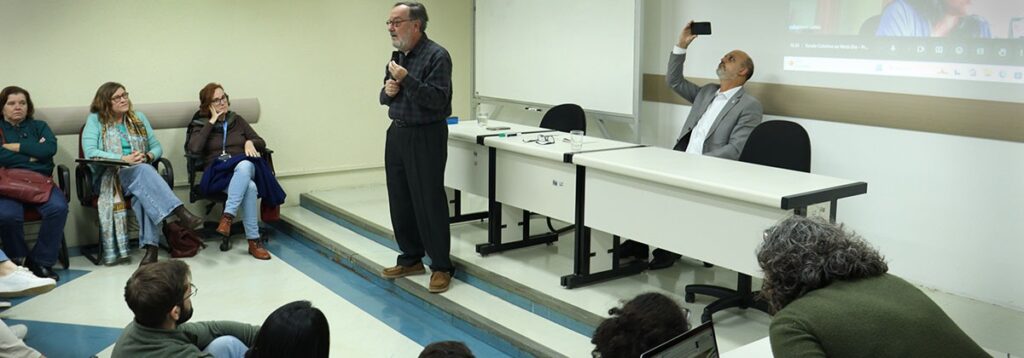 O professor Gastão Wagner de Sousa Campos fala sobre a necessidade de regulação rígida que garanta o bom funcionamento e a manutenção da rede pública de Saúde/Foto: Marcelo Oliveira