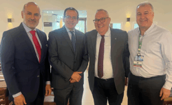 Quatro professores posam juntos durante o congresso WCTEL. Da esquerda para a direita: Hassan Al-Thani (Catar), Ruben Peralta (Catar), Paulo Cesar Montagner (Brasil) e Gustavo Fraga (Brasil), todos usando trajes sociais e crachás do evento.