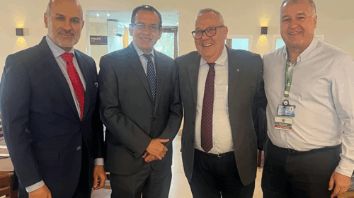 Quatro professores posam juntos durante o congresso WCTEL. Da esquerda para a direita: Hassan Al-Thani (Catar), Ruben Peralta (Catar), Paulo Cesar Montagner (Brasil) e Gustavo Fraga (Brasil), todos usando trajes sociais e crachás do evento.
