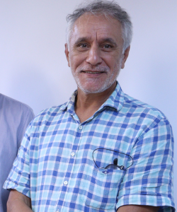 Homem branco sorrindo