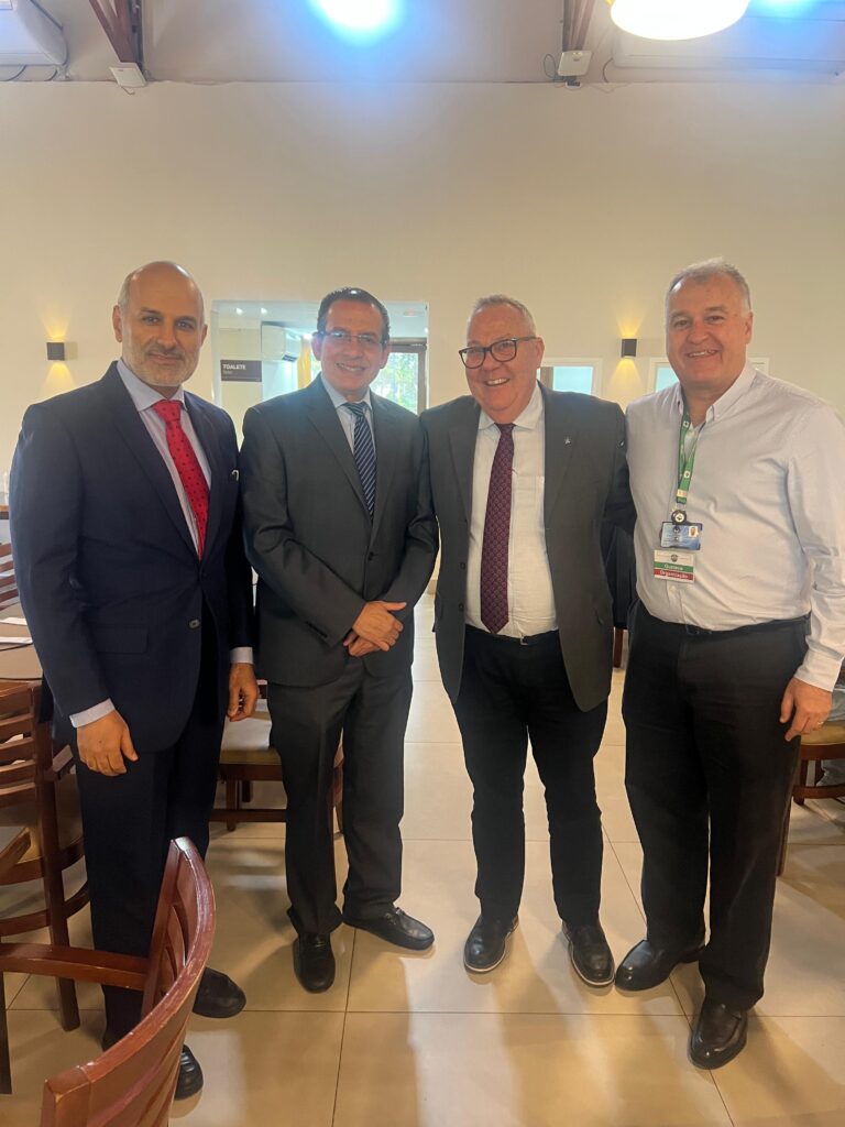 Quatro professores posam juntos durante o congresso WCTEL. Da esquerda para a direita: Hassan Al-Thani (Catar), Ruben Peralta (Catar), Paulo Cesar Montagner (Brasil) e Gustavo Fraga (Brasil), todos usando trajes sociais e crachás do evento.