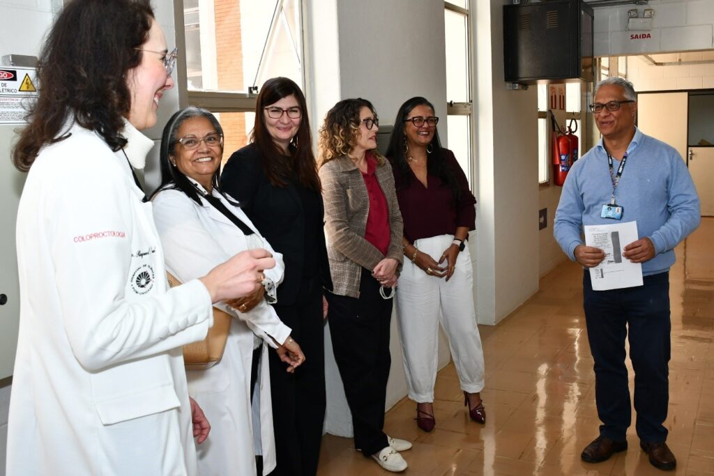 Laboratório de Investigação em Doenças Inflamatórias Intestinais da FCM celebra parcerias científicas e de extensão universitária