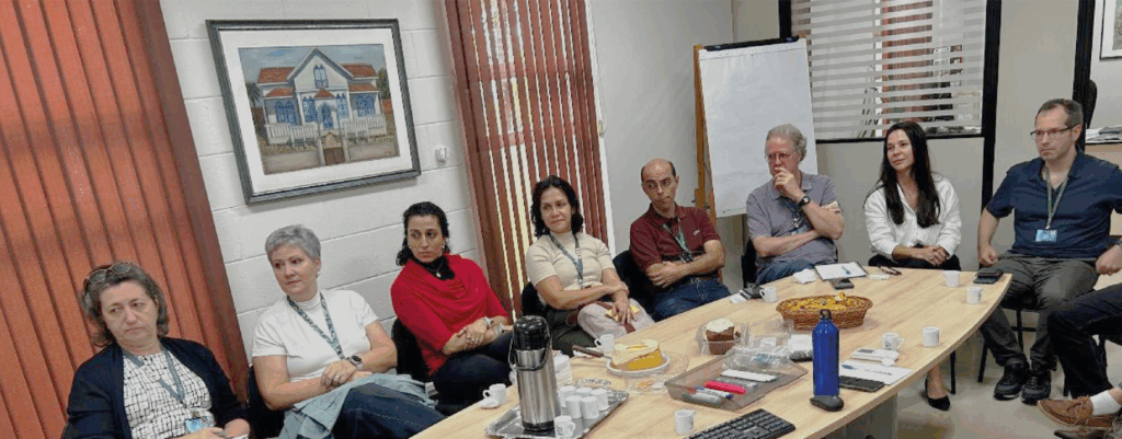 Reunião para análise das disciplinas de Bases científicas I e II implantadas em 2024. Leia mais: O eixo de ensino de bases científicas no novo currículo