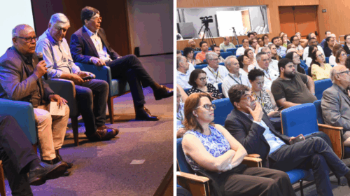 Montagem com duas fotos de um evento sobre autarquia na área da saúde. À esquerda, quatro palestrantes estão sentados no palco, um deles fala ao microfone. À direita, o público do auditório acompanha atentamente a discussão