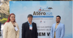 Eduarda Minin, premiada na pesquisa básica; Roberto Schreiber, coorientador; e Renan Yamaguti, coautor do trabalho