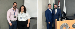 Montagem com duas fotografias lado a lado. À esquerda, um homem de óculos, barba, camisa rosa e calça azul posa sorridente ao lado de uma mulher de cabelos cacheados, blusa branca e calça preta; ambos usam crachás pendurados no pescoço. À direita, dois homens de terno azul estão juntos atrás de um púlpito de madeira com a sigla "DTG". Atrás deles há bandeiras do Brasil e do estado de São Paulo.
