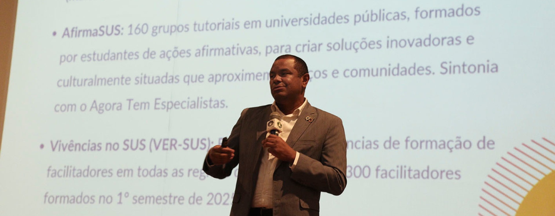Jerzey Timoteo Ribeiro Santos, secretário adjunto de Gestão do Trabalho e da Educação na Saúde do Ministério da Saúde foi o convidado de honra da programação do CoMAU 2025, tradicional evento organizado pelo Diretório Científico Adolfo Lutz/Foto: Marcelo Oliveira