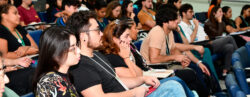 grupo de alunos em auditório