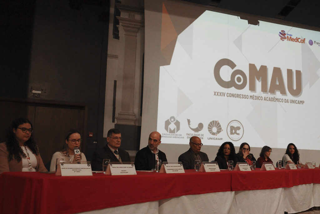A mesa de abertura do CoMAU 2025 contou com autoridades acadêmicas da Unicamp, alunos e professores da FCM, Faculdade de Enfermagem, Hospital de Clínicas e Reitoria.