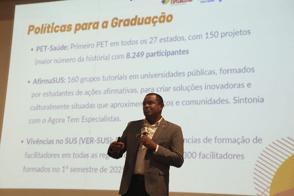Jerzey Timoteo Ribeiro Santos, secretário adjunto de Gestão do Trabalho e da Educação na Saúde do Ministério da Saúde foi o convidado de honra da programação do CoMAU 2025, tradicional evento organizado pelo Diretório Científico Adolfo Lutz/Foto: Marcelo Oliveira