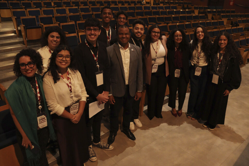 Membros da Comissão Organizadora do CoMau 2025 posam para a foto ao lado do secretário adjunto de Gestão do Trabalho e da Educação na Saúde do Ministério da Saúde, Jerzey Timoteo Ribeiro Santos, convidado de honra da programação.