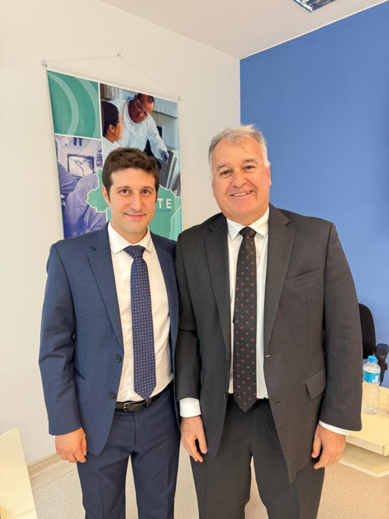 Vitor Favali Kruger e Gustavo Pereira Fraga, autor e orientador da tese de doutorado intitulada O Paradoxo da Pandemia: Tendências da Mortalidade no Trânsito durante a COVID-19 em Campinas, defendida na FCM, no dia 28 de agosto.