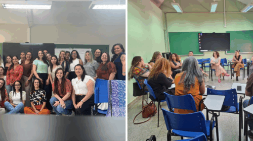 A imagem em formato de montagem apresenta, à esquerda, um grupo de aproximadamente 28 pessoas, em sua maioria mulheres, posando sorridentes para uma foto coletiva em sala de aula, diante de um quadro verde com cartazes colados e uma tela preta ao centro; à direita, cerca de 15 pessoas participam de uma roda de conversa, sentadas em cadeiras azuis dispostas em círculo, em outra sala de aula com paredes verdes, quadro negro e tela ao fundo.