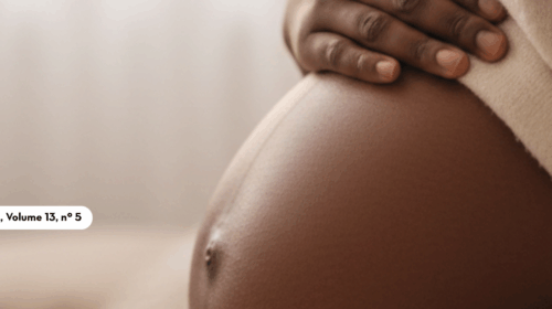 Uma pessoa grávida de pele negra está em pé, segurando delicadamente sua barriga com as mãos entrelaçadas sobre o abdômen. A pessoa veste uma blusa bege de manga longa, e a imagem captura a parte inferior do tronco e a barriga em destaque, transmitindo um momento de cuidado e conexão com a gestação. No canto superior esquerdo da imagem, há o logotipo "Boletim de FCM" e, abaixo dele, o texto "SAÚDE DA POPULAÇÃO NEGRA - Ano 2025, Volume 13, nº 5", indicando que esta é uma imagem de capa ou material editorial focado na saúde da população negra, especificamente abordando questões relacionadas à saúde materna e gestacional.