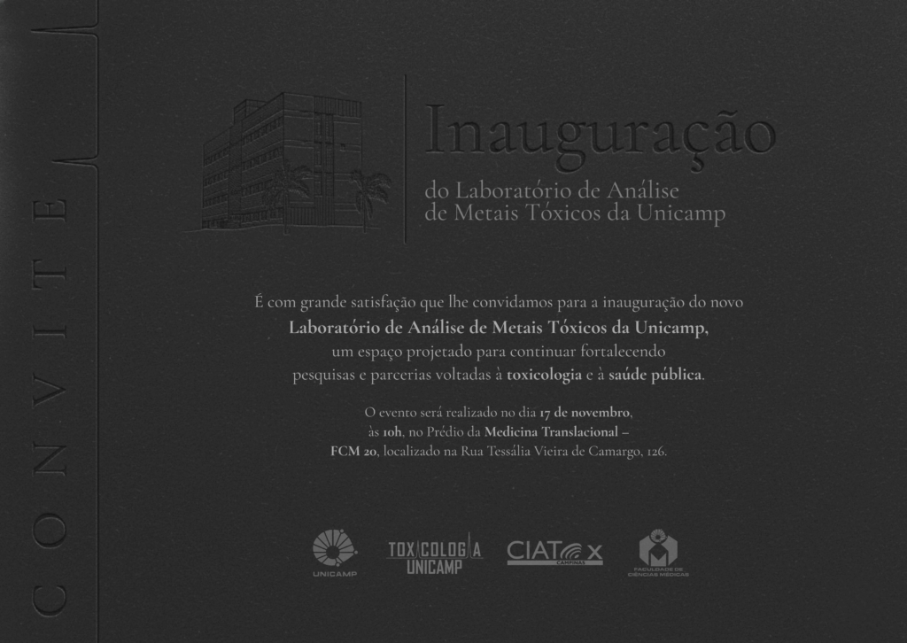 Convite em fundo escuro anunciando a inauguração do Laboratório de Análise de Metais Tóxicos da Unicamp. O material traz ilustração de um prédio, texto informativo sobre o evento e logotipos da Unicamp, Toxicologia Unicamp, CIATox Campinas e Faculdade de Ciências Médicas.