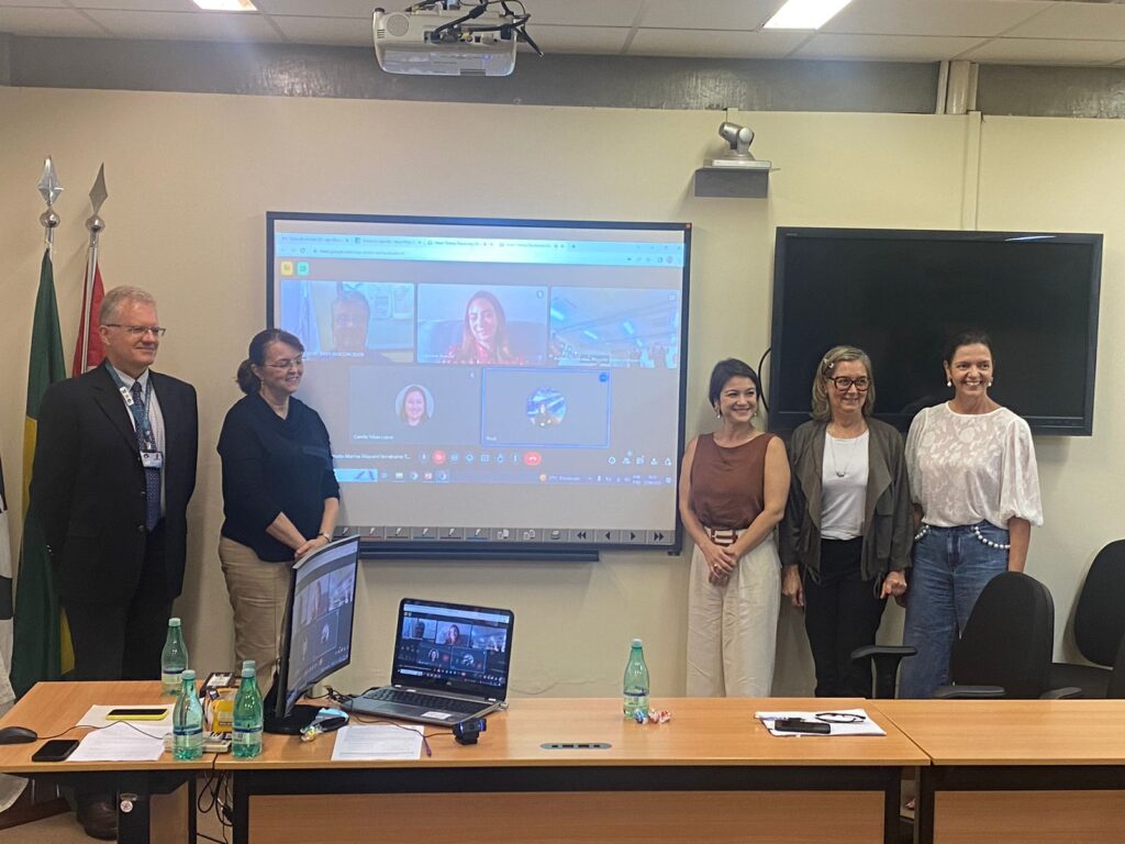 Marina Takao com os membros da banca examinadora em sua defesa de doutorado, em 2023: Marcos Nolasco, Adriana Riccetto, Elizete Lomazi e Andréa Fraga