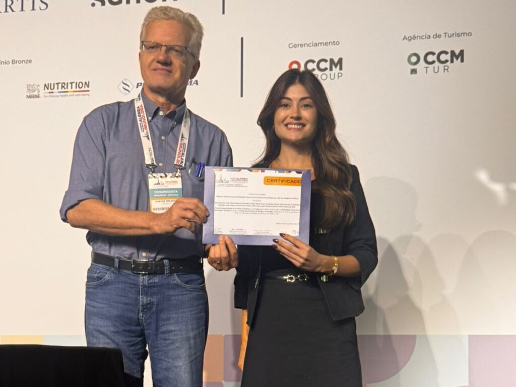 Marcos Nolasco, professor, e Juliana Tucci, residente em Pediatria da FCM, recebem prêmio em Congresso Brasileiro de Alergia e Imunologia