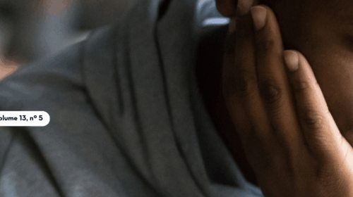 “Banner do Boletim da FCM com o tema ‘Saúde da População Negra – Ano 2025, Volume 13, nº 5’. A imagem mostra uma pessoa negra apoiando o rosto nas mãos, com expressão concentrada, em ambiente interno desfocado ao fundo.”