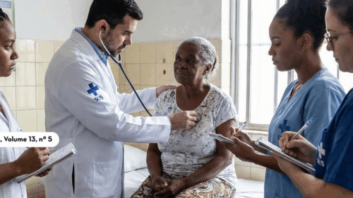 “Em uma unidade de saúde do SUS, um médico examina uma mulher idosa sentada em uma maca, utilizando um estetoscópio. Ao redor, três profissionais de saúde observam e fazem anotações. A equipe demonstra trabalho colaborativo no atendimento à população negra.”