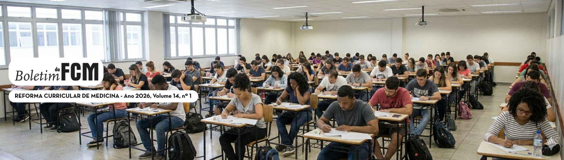 Sala de aula ampla e iluminada, com dezenas de estudantes sentados em carteiras individuais, concentrados na realização de uma prova escrita. À esquerda, sobreposição gráfica do Boletim da FCM com o título “Reforma Curricular de Medicina – Ano 2026, Volume 14, nº 1”.