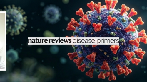 Banner com fundo em tons escuros e representação ampliada do coronavírus em 3D, com espículas vermelhas e estrutura azul-arroxeada ao centro. Sobre a imagem aparece o texto “nature reviews disease primers”. À esquerda, há a foto de uma mulher de cabelos escuros e ondulados, usando óculos de armação preta e roupa branca, olhando diretamente para a câmera, em fundo neutro claro.