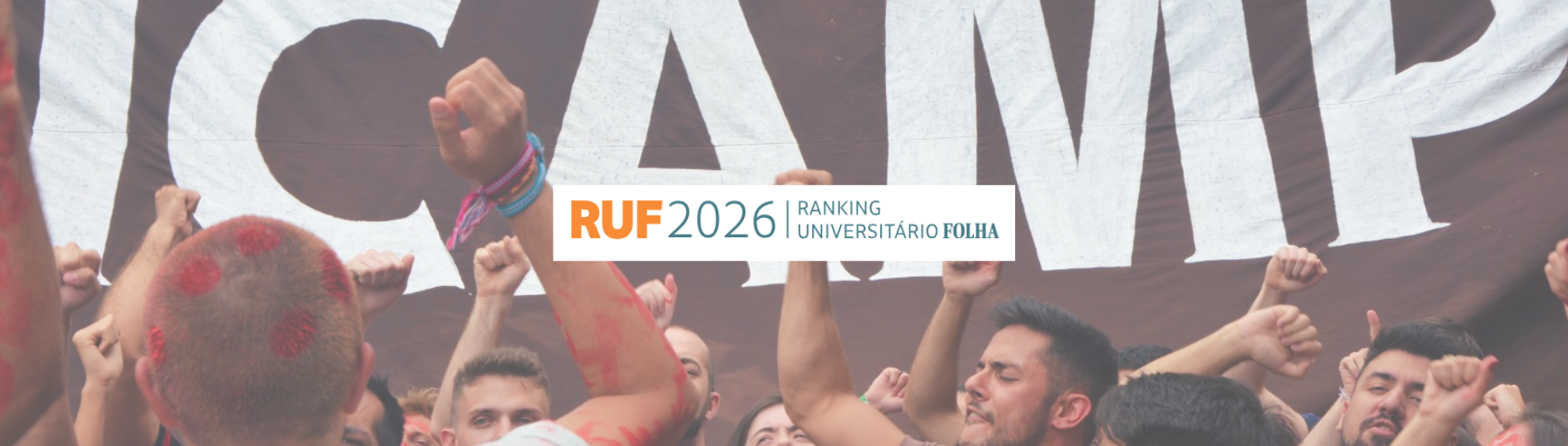 Logo do Ranking Universitário da Folha de 2025, ao fundo uma foto de calouros da FCM comemorando.